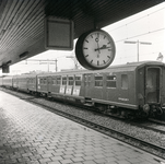 167742 Afbeelding van de stationsklok op het eerste perron van het N.S.-station Driebergen-Zeist te ...